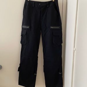 Women’s mid rise comfortable-fit Twill chino cargo pants. New -